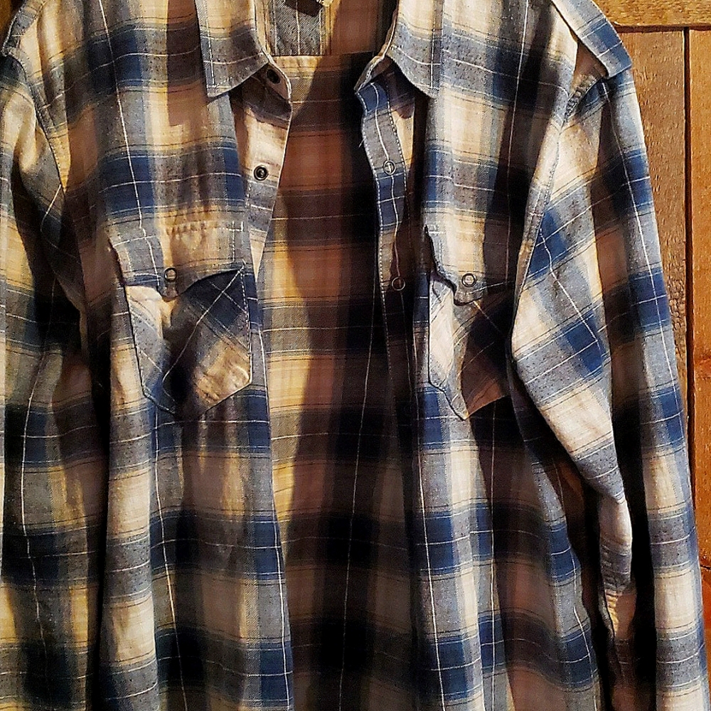 XL American Rag White/w blue stripes and epaulets on shoulders w/ snaps.